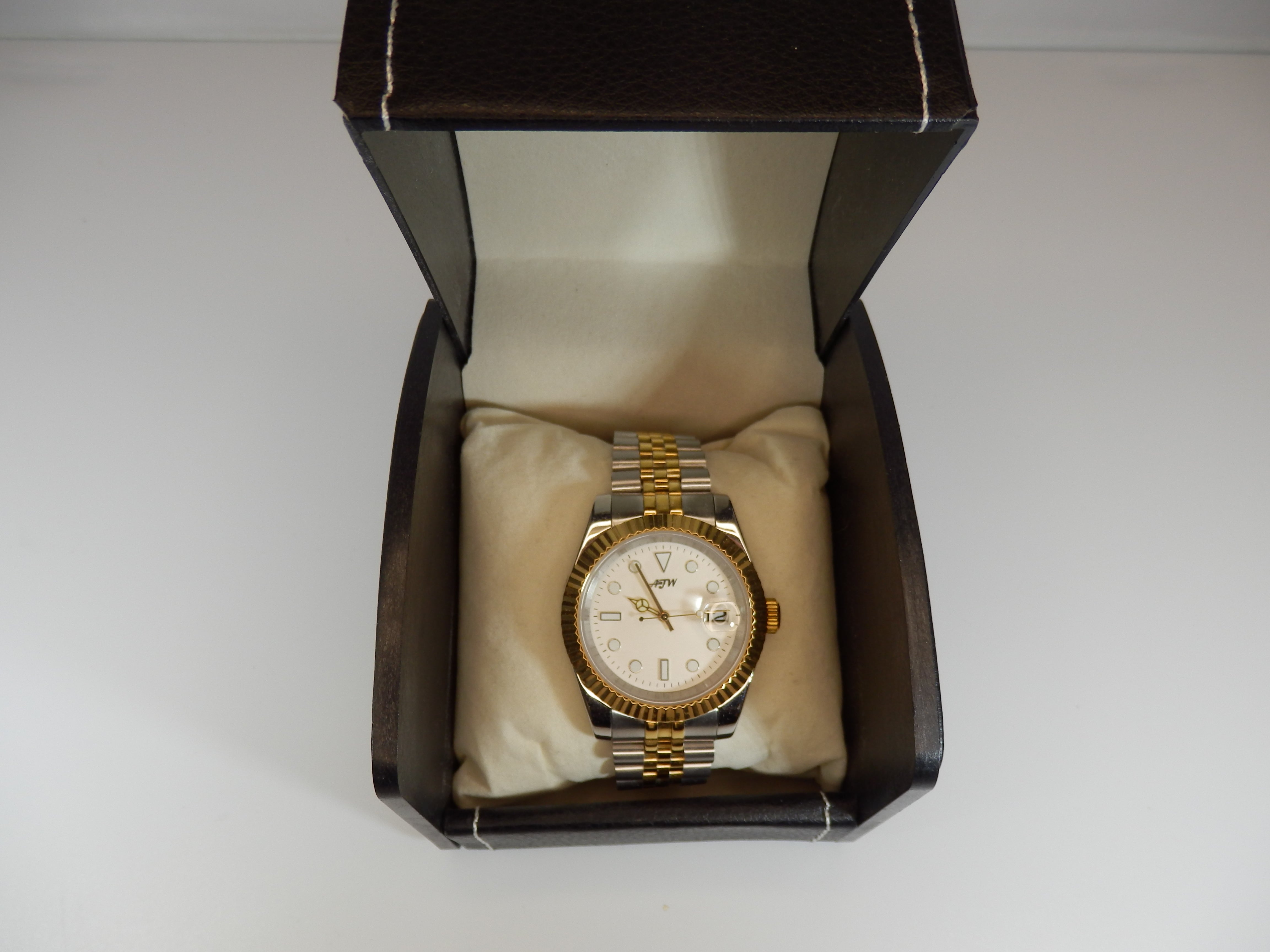 40mm gold and silver mans watch Seiko/TSI NH 35 Automatic 40mm gold and silver mans watch Seiko/TSI NH 35 Automatic